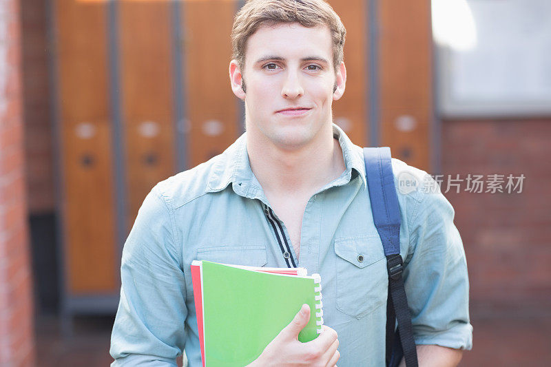 拿着书的男大学生