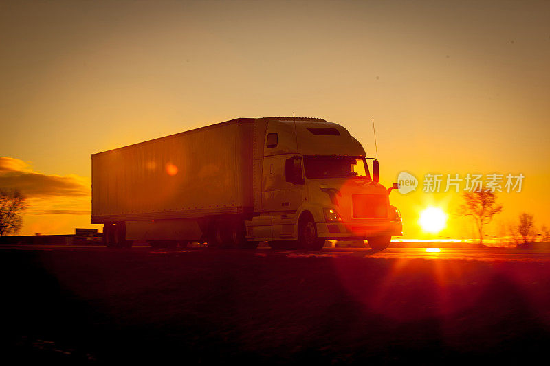 夕阳下的拖拉机拖车。