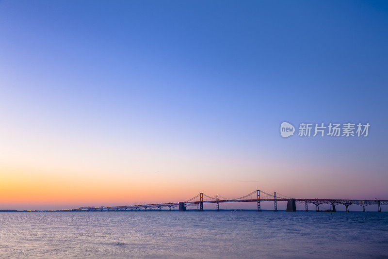 七彩日出的切萨皮克湾大桥