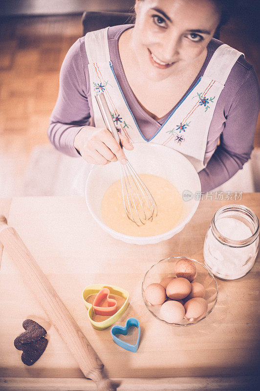 女人烤圣诞饼干