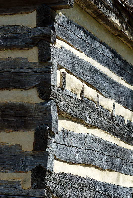 19世纪木屋的一角，有缝隙