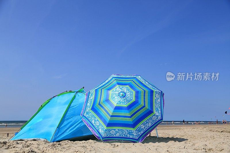 蓝色的阳伞-夏天在海滩上