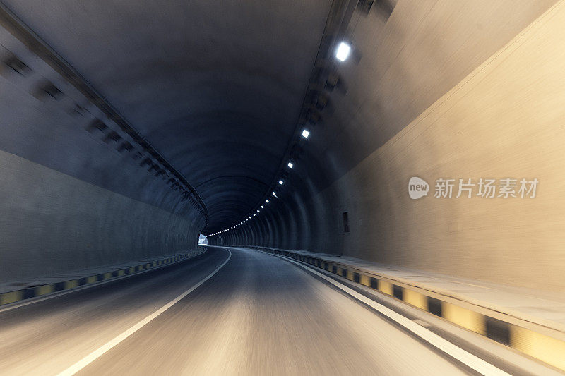 空的公路隧道