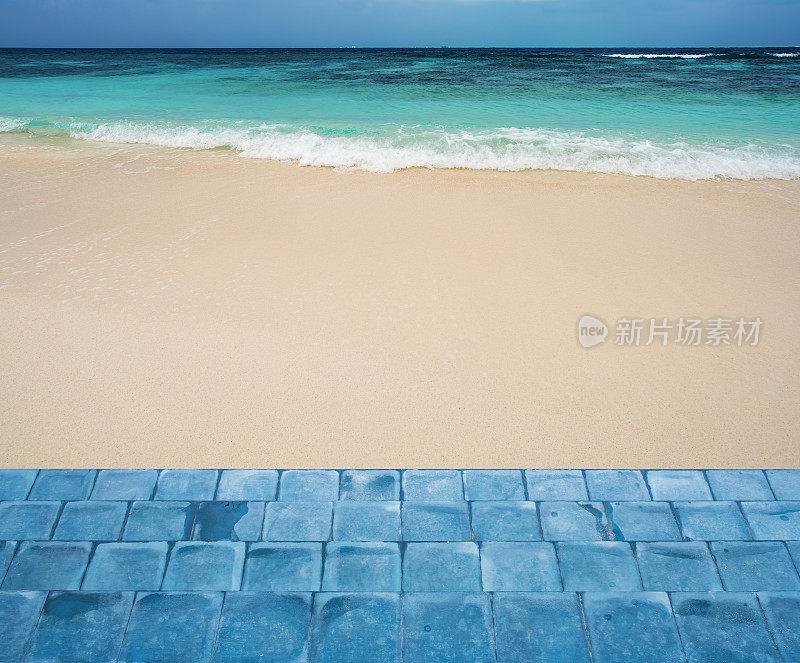 蓝色瓷砖地板通往海滩