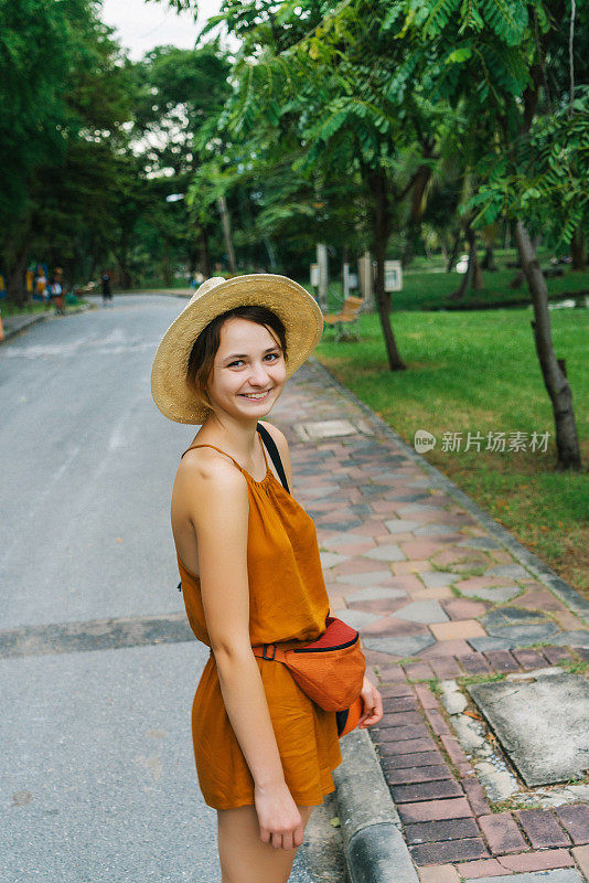 一名妇女走在曼谷的隆皮尼公园