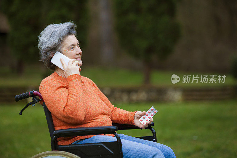 轮椅上的老年妇女