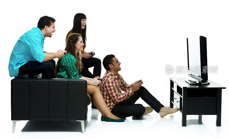 四个人在玩电子游戏