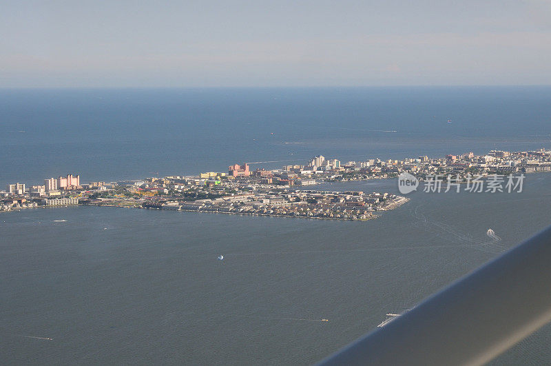 从空中俯瞰海洋城市