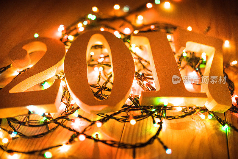 2017年新年，木板与圣诞灯