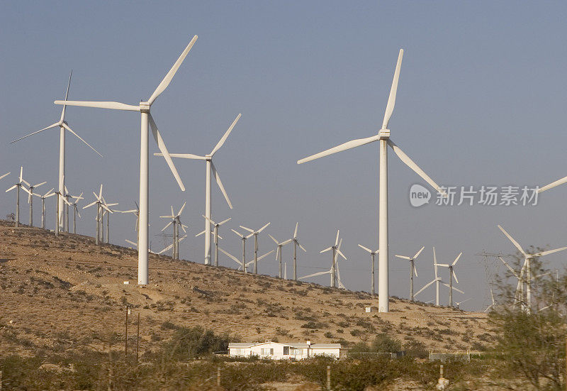 美国加州附近的可再生能源风力涡轮机农场