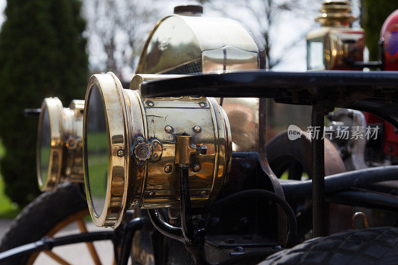 特写:一辆1908年古董车的前灯