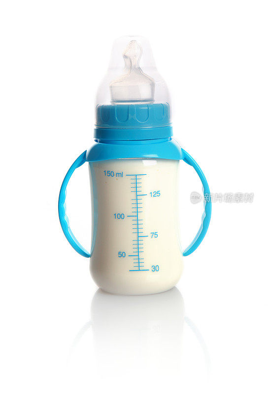 婴儿奶瓶中的牛奶