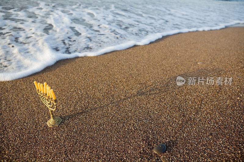 日落时海滩上的烛台