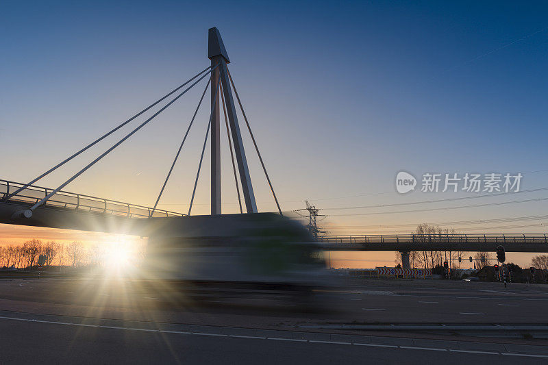 一辆卡车经过Naaldwijk的未来主义大桥