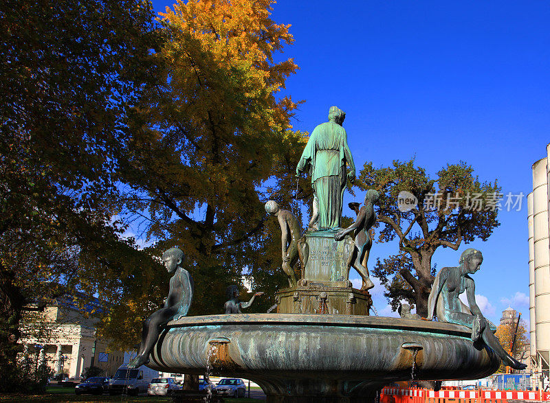 喷泉有一组青铜雕塑