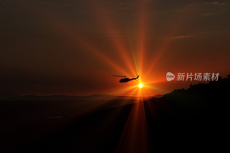 直升机在燃烧的夕阳中飞行