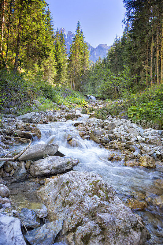 Tschentschenon溪在Geisler组，Dolomites，南蒂罗尔