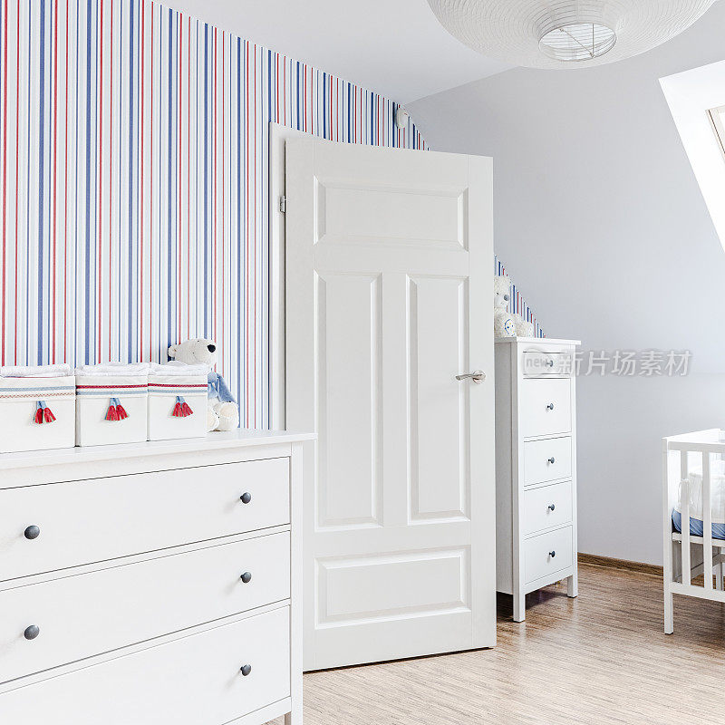 宝宝的房间，室内装潢，白色家具，蓝色条纹墙纸