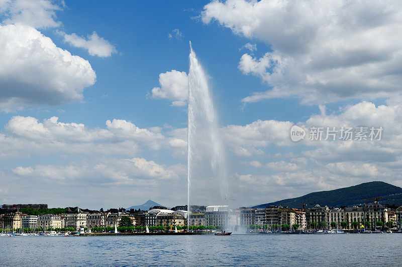 蓝色的天空中，日内瓦湖的大喷泉