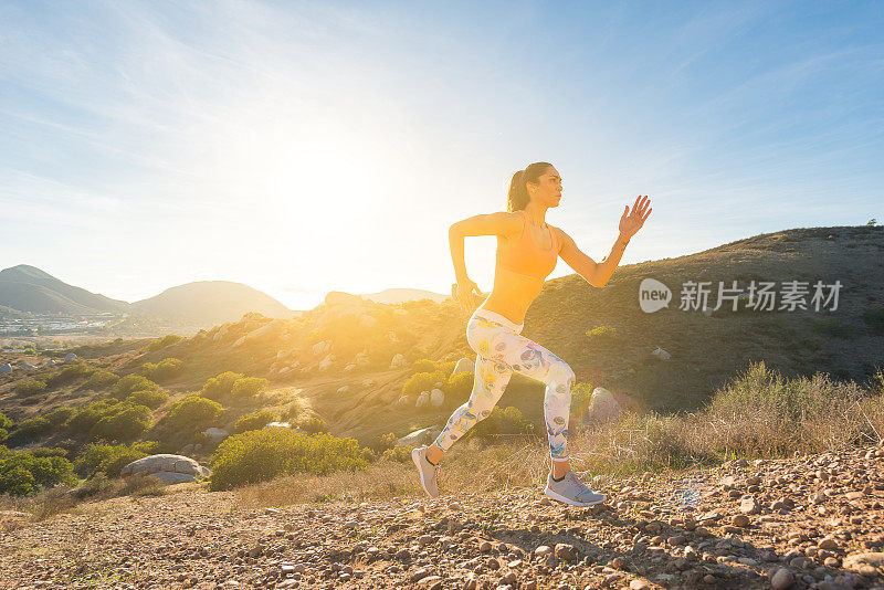 西班牙裔女性在爬山