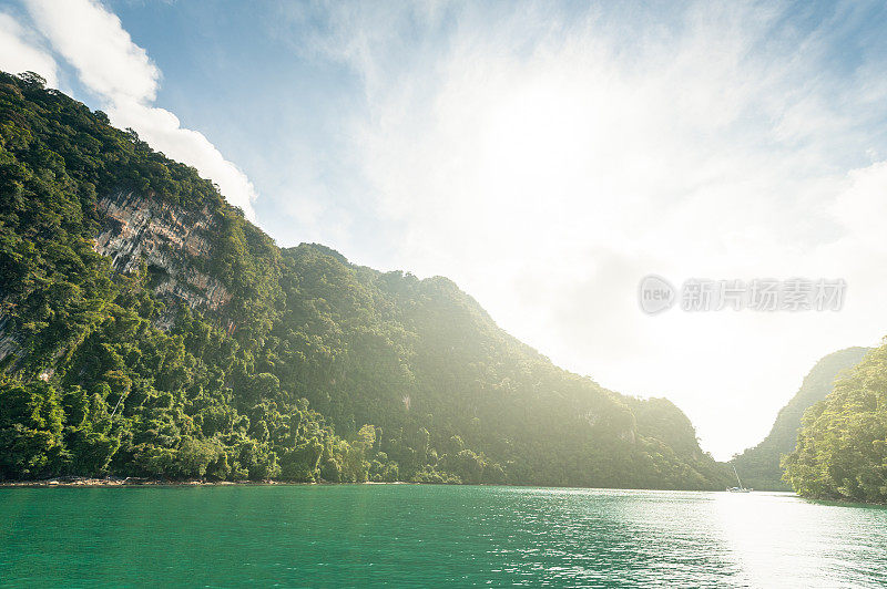 俯瞰马来西亚美丽的天然海湾