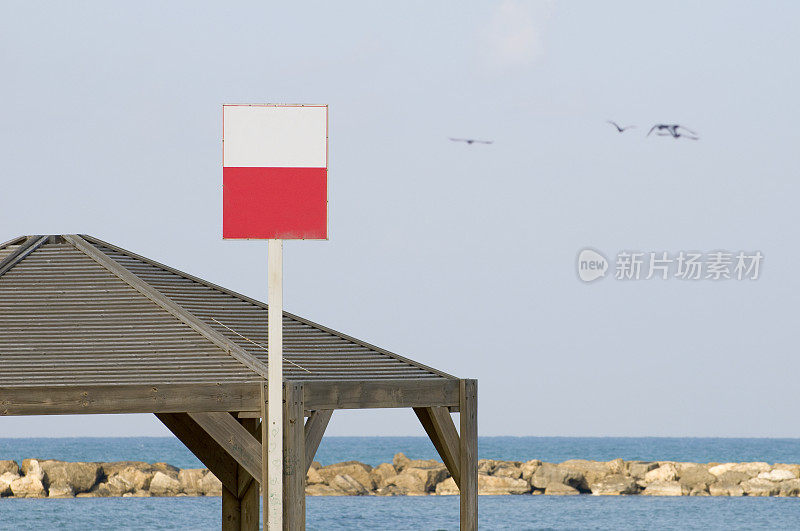 红色和白色的空标志