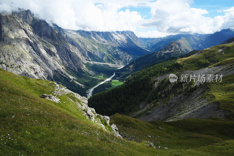 法国阿尔卑斯山的山脉景观