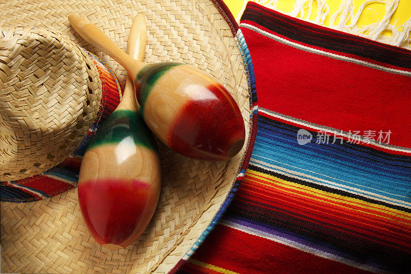 墨西哥毛毯上的宽边帽和沙球
