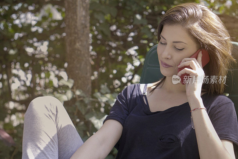 年轻女子的手机