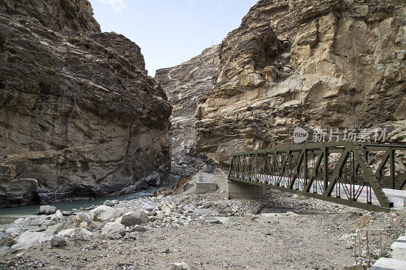 古老的桥和岩石喜马拉雅山脉