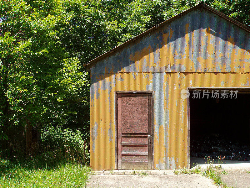 建筑-多彩的废弃工作棚