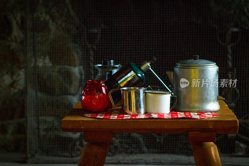 乡村咖啡壶，杯子，红烛和野营炉