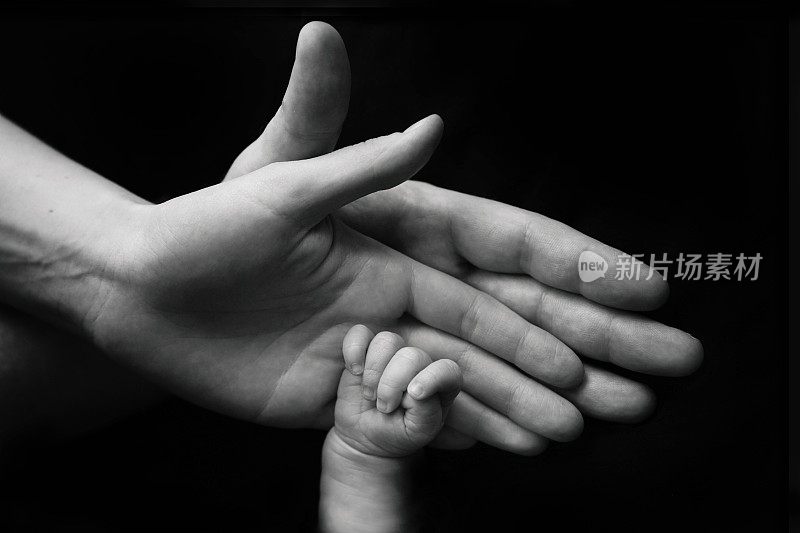 父亲，母亲和新生儿的手