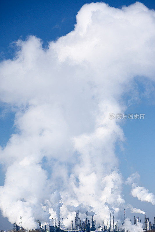 炼油厂的巨大蒸汽云