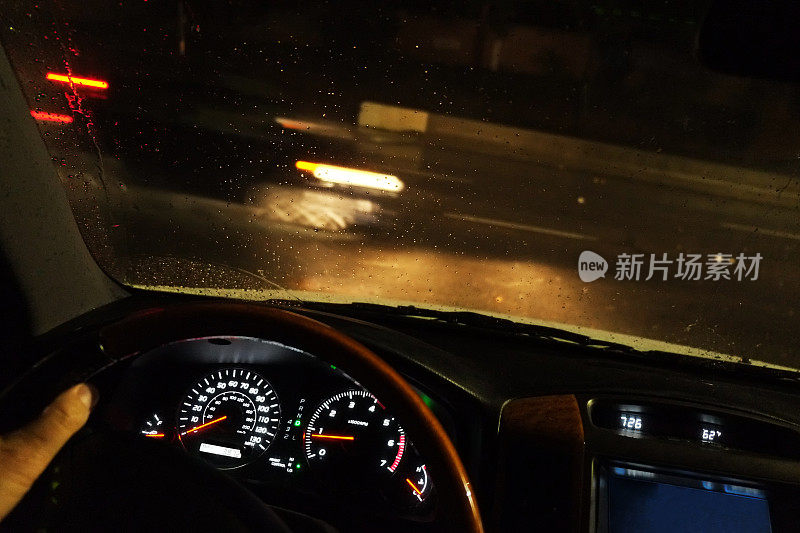 在雨夜驾驶汽车