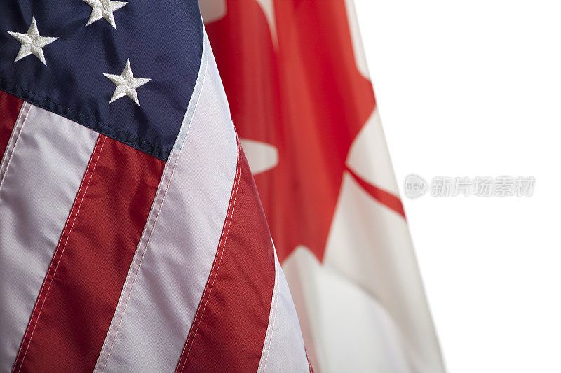 两面国旗分别是美国和加拿大