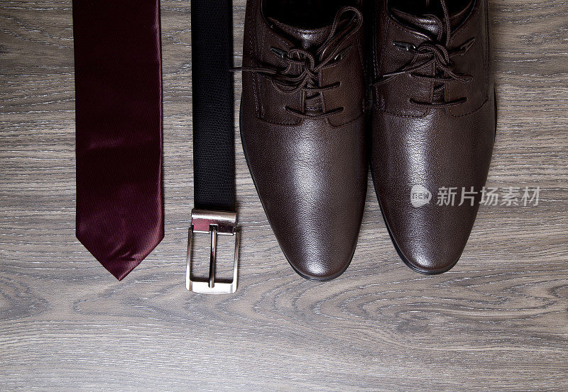 棕色皮鞋配皮带和红领带