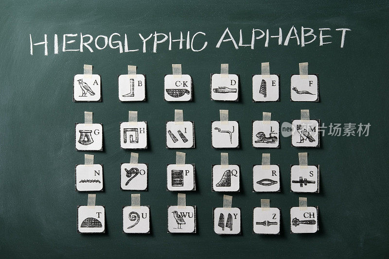 象形文字黑板上的字母表