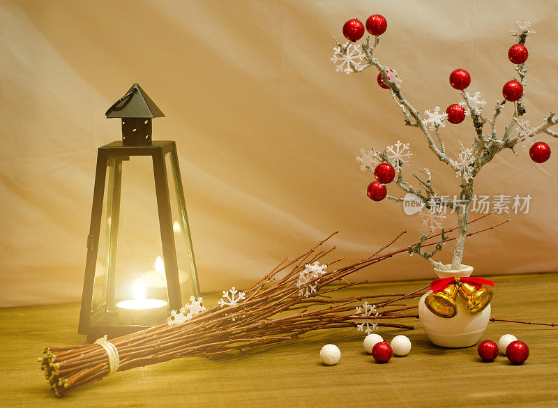 圣诞餐桌用蜡烛装饰