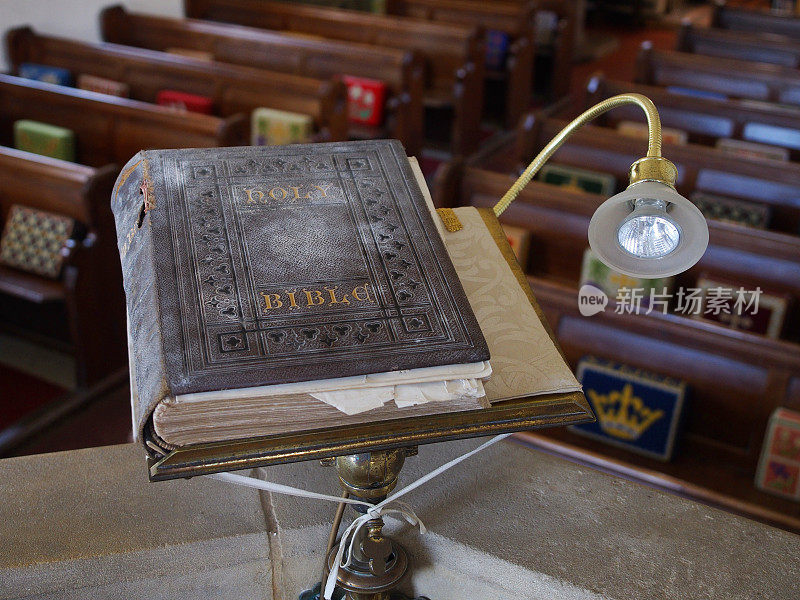 教堂讲台上的旧圣经