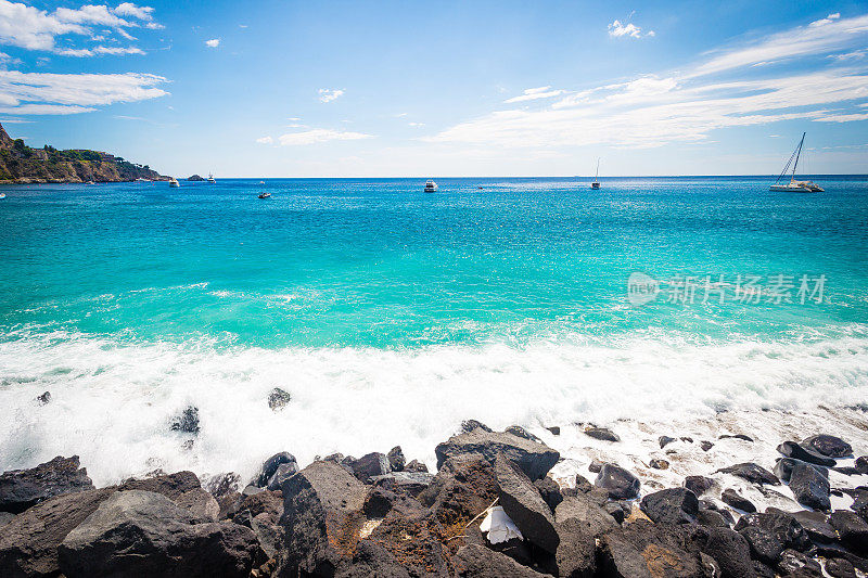 海浪拍打着岩石。