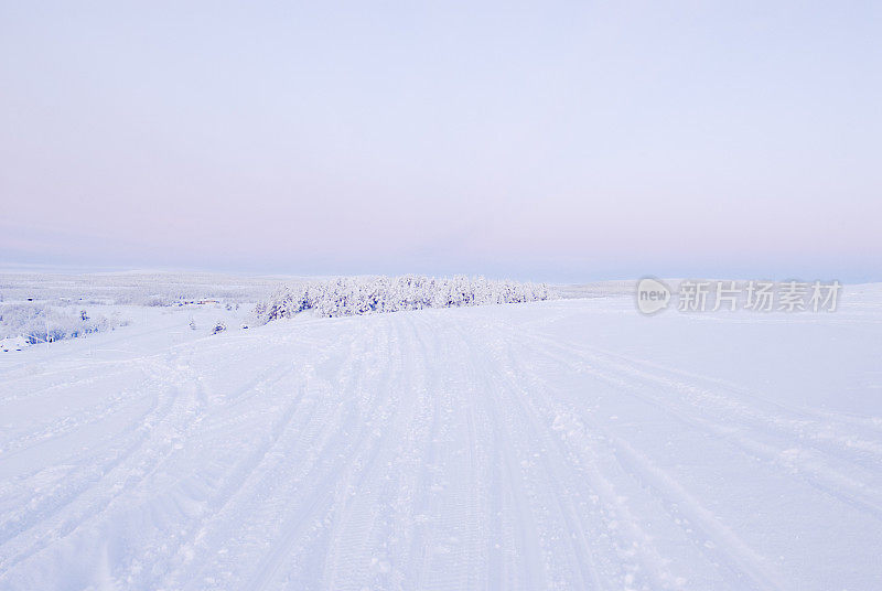 芬兰拉普兰的雪地摩托步道