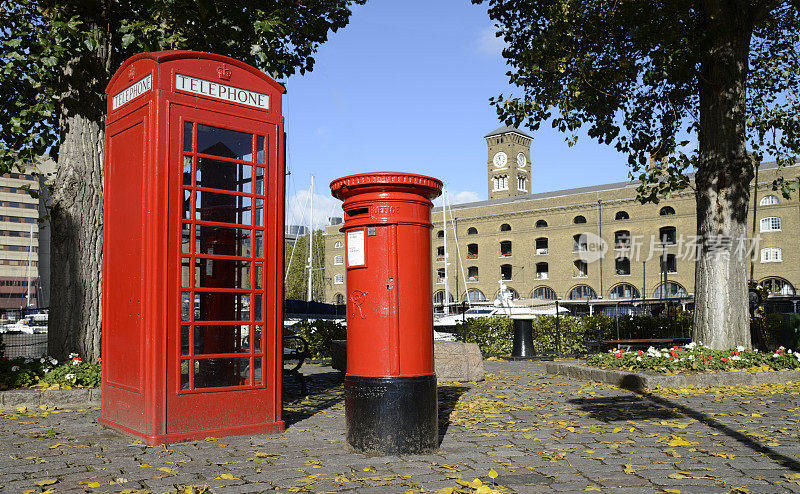 红色电话亭和邮筒。伦敦。