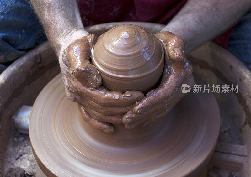 艺术家陶艺制作陶瓷花瓶