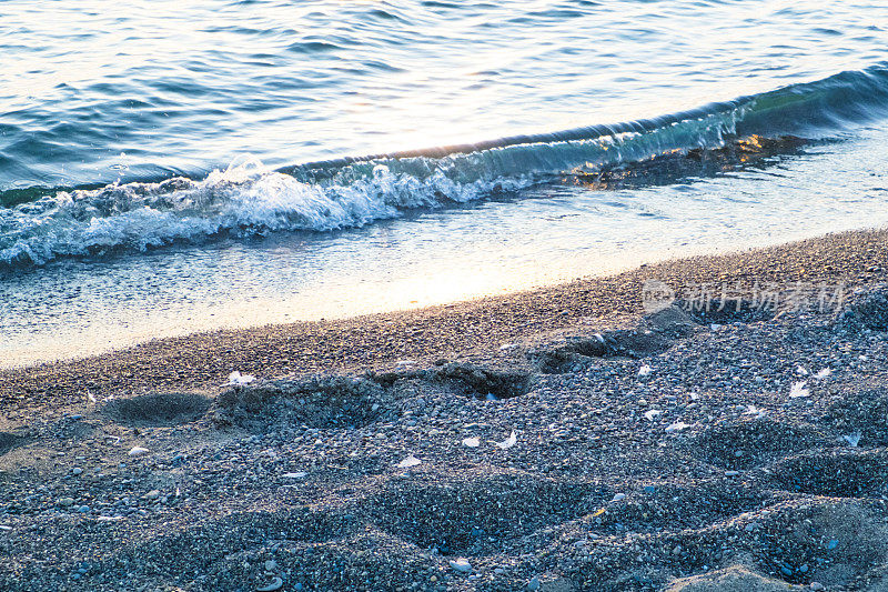 海浪冲击海岸点贝利