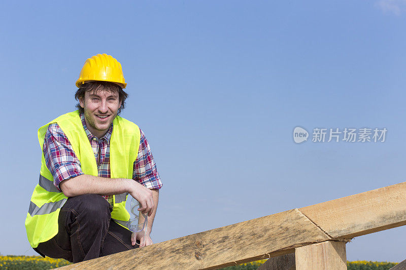 屋顶上戴安全帽的建筑工人