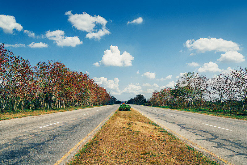古巴空空如也的高速公路，天空多云