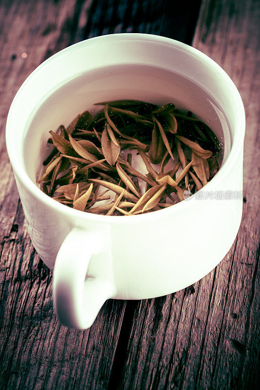 白色瓷杯里的绿茶