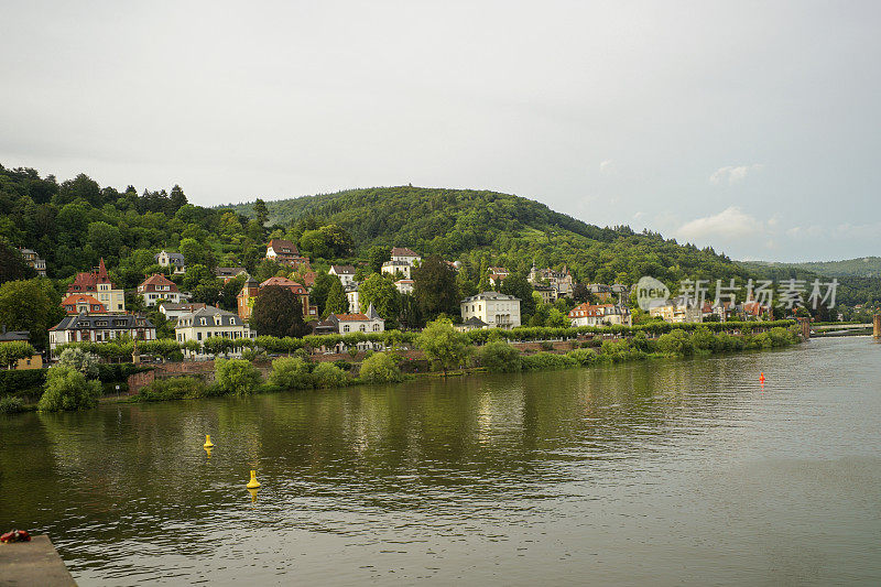 德国海德堡内卡尔河沿岸的城市景观