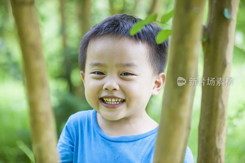 小男孩在户外玩耍